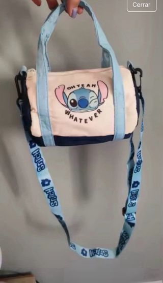 Bolso Stitch con correa y cierre de cremallera.