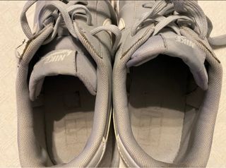 Zapatillas Nike grises y blancas