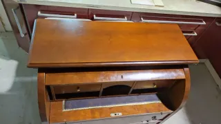 Buró clásico de madera oscura secreter