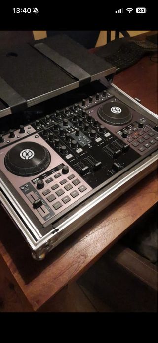 Controladora DJ Traktor Kontrol S4