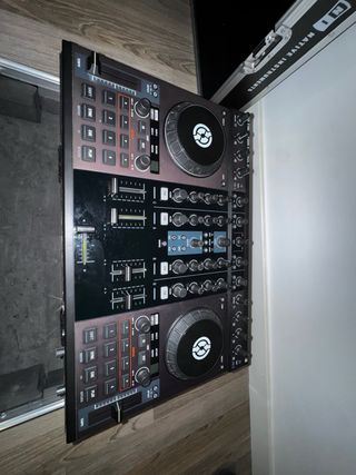 Controladora DJ Traktor Kontrol S4