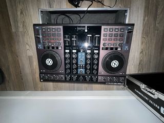 Controladora DJ Traktor Kontrol S4