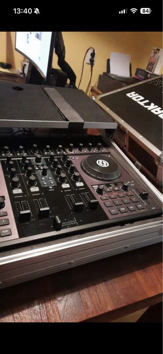 Controladora DJ Traktor Kontrol S4