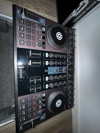 Controladora DJ Traktor Kontrol S4