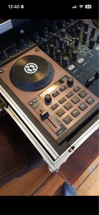 Controladora DJ Traktor Kontrol S4