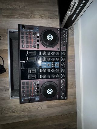Controladora DJ Traktor Kontrol S4