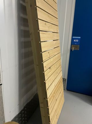 Mueble vertical madera cuadro luz y perchero