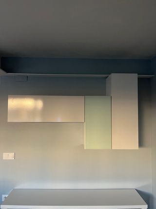 Mueble de salón blanco y verde