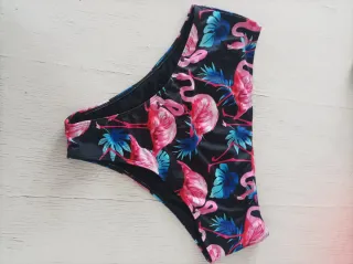 Bikini nero con fenicotteri rosa