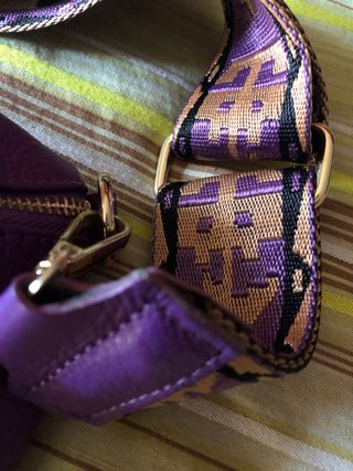 Riñonera morada con correa estampada