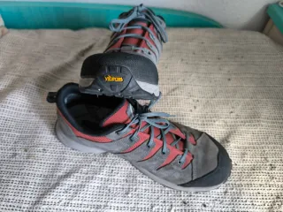 Zapatillas Trekking Boreal Gris y Rojo