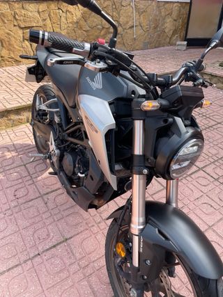 Moto 125cc Negra y Plateada