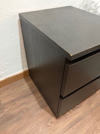 Mesita de noche de madera oscura