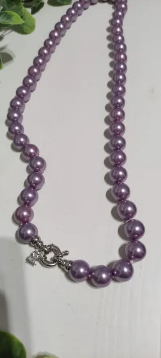 Collar de perlas moradas -lila