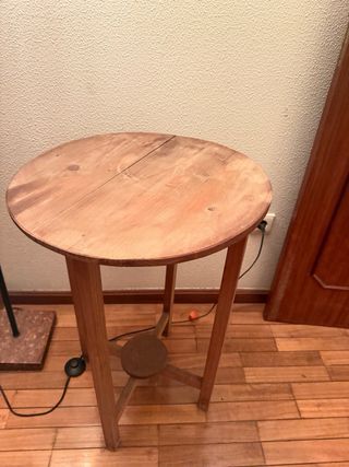 Mesa redonda de madeira