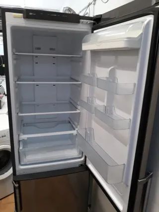 Nevera marca SAMSUNG altura 1:88 cm ancho 60cm.