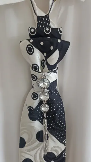 Cravatta gioiello decorata