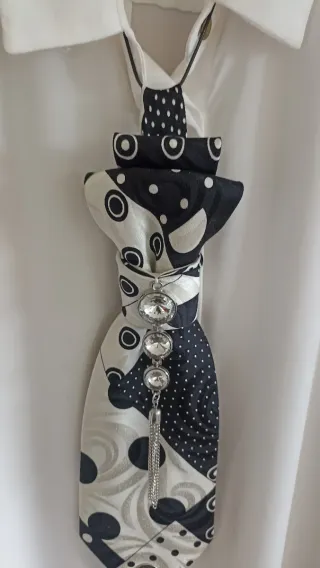 Cravatta gioiello decorata