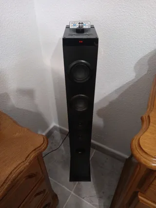 Torre de sonido negra