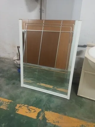 Espejo de baño dorado y blanco