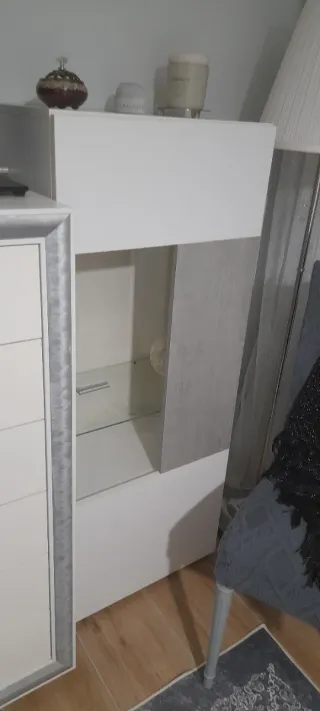 Vitrina blanca y gris con cristal