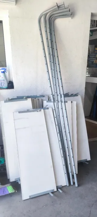 Estantería metálica gris y tablas para almacén