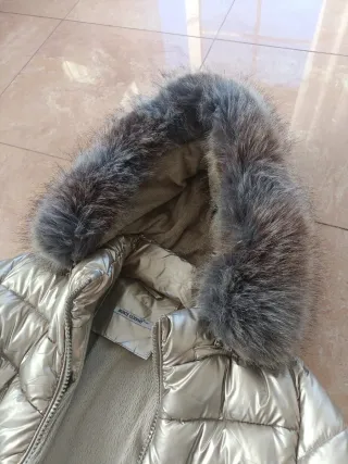 Plumas plateado super ligero con capucha con piel