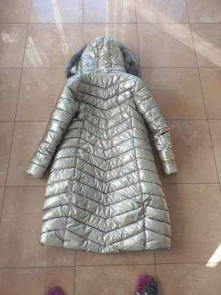 Plumas plateado super ligero con capucha con piel