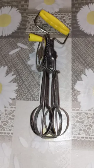 Frullatore a manovella vintage