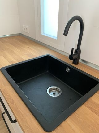 Campana extractora negra cocina, fregadero y grifo