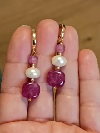 Orecchini pendenti perle e pietre rosa