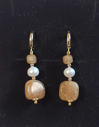 Orecchini pendenti con perle e pietre naturali