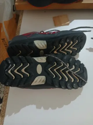 Zapatos de senderismo rojos y grises