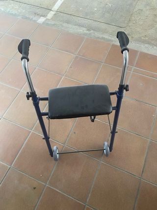 Andador para adultos de dos ruedas plegable.