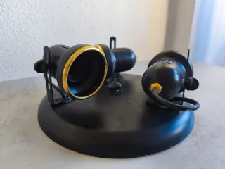 Plafón de techo negro y dorado