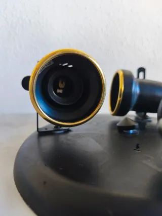 Plafón de techo negro y dorado