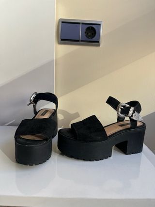 Sandalias negras plataforma con hebilla