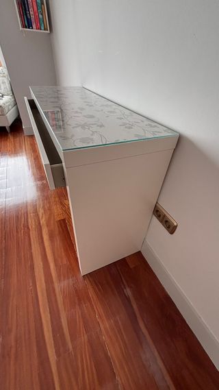 Mesa auxiliar blanca con cajón y cristal