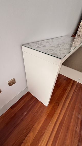 Mesa auxiliar blanca con cajón y cristal