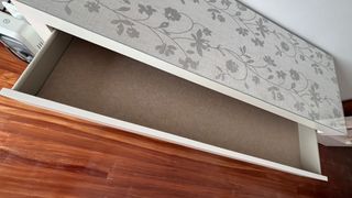 Mesa auxiliar blanca con cajón y cristal