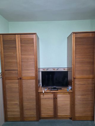 Se vende mueble con espacio para TV.