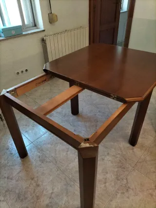 Mesa de salón de madera robusta