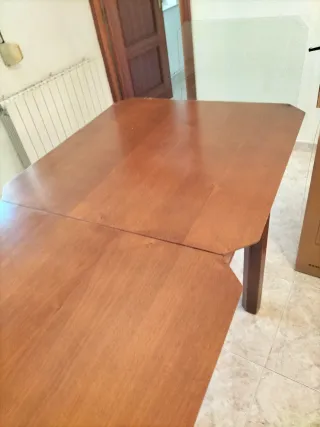 Mesa de salón de madera robusta