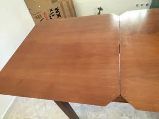 Mesa de salón de madera robusta