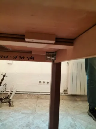 Mesa de salón de madera robusta