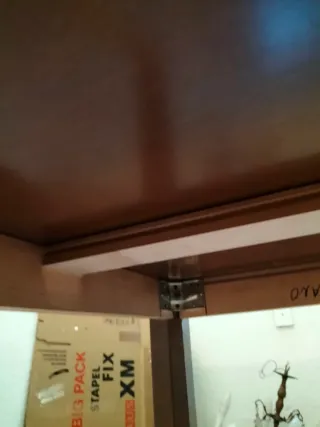 Mesa de salón de madera robusta