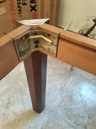 Mesa de salón de madera robusta