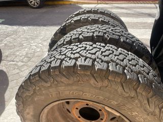 Neumáticos AllTerrain 235/70R16 con un año de uso