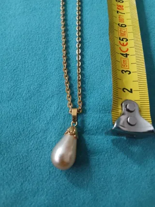 Cadena dorada con colgante perla lágrima