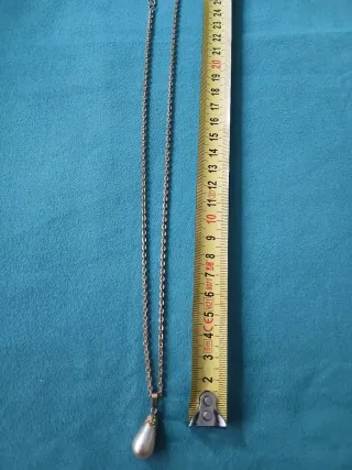 Cadena dorada con colgante perla lágrima